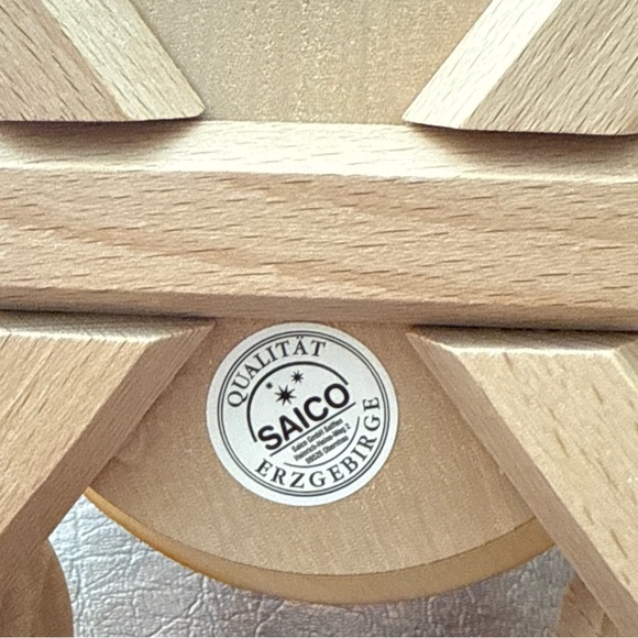 SOLD NWT 2022 Saico Tischpyramide Pyramid 4 Tealight Holders Christmas Manger - Picture 6 of 10